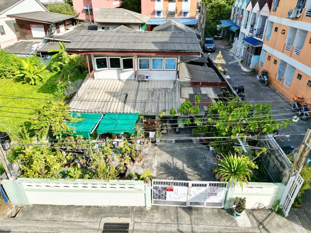 For SaleHouseLadprao101, Happy Land, The Mall Bang Kapi : House for sale in Lat Phrao Soi Lat Phrao 96 Area of ​​59 sq. Can make 4 parking spaces Enter the alley only 600 meters. The best value in this area