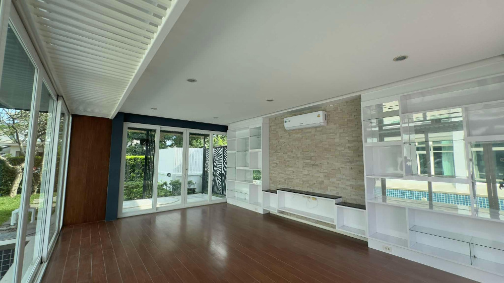 For RentHouseLadkrabang, Suwannaphum Airport : For rent/sale: beautiful, luxurious house with swimming pool, ready to move in