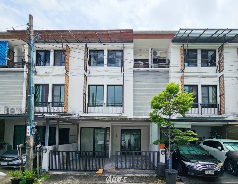 For SaleTownhouseKaset Nawamin,Ladplakao : Ariya Mova Kaset-Nawamin Townhome 3 floors #Newly renovated, area up to 21.4 sq m. Function 3 bedrooms, 3 bathrooms, 2 parking spaces, no one in front of the house, private, convenient location, near Kasetsart University