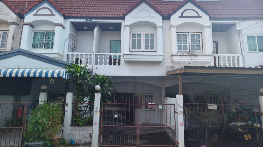 For SaleTownhouseVipawadee, Don Mueang, Lak Si : For sale: 2-storey townhouse in Soi Kosum Ruamjai 38, near the big market, Don Mueang Airport, with multiple entrances and exits.