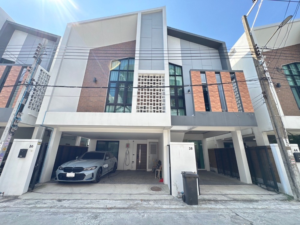 For SaleHouseOnnut, Udomsuk : For sale: Able semi-detached house, Sukhumvit 101/1 (Wichratham 42), 4 bedrooms