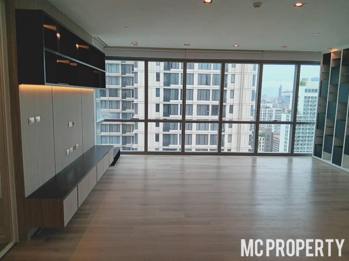 For SaleCondoSukhumvit, Asoke, Thonglor : The Room Sukhumvit 21 duplex 1 bedroom super rare unit with Balcony for sale only 17.5Mb please contact 0816878954