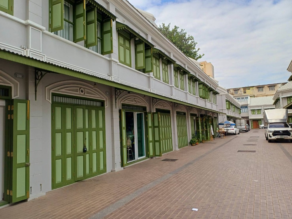 For RentRetailYaowarat, Banglamphu : For rent: Shophouse on Yaowarat Road, suitable for Airbnb, Hostel, massage shop, spa, stock or a shop that needs a storefront. Near Mega Plaza, near Yaowarat 600 m., MRT Sam Yot 800 m.