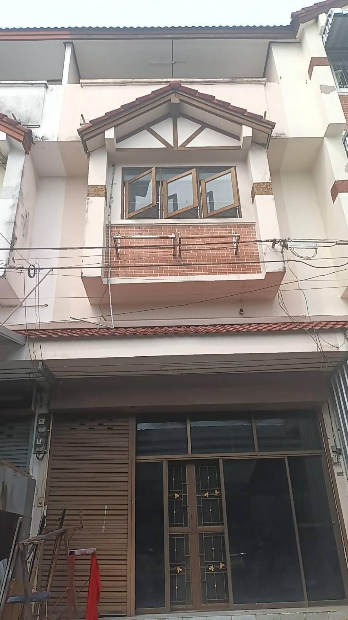 For RentTownhouseKasetsart, Ratchayothin : Phahonyothin Rd. 54/2 for rent 10,000 baht, call 081 629 3542, 3-storey shophouse for rent, 25 sq.w., 3 bedrooms, 3 bathrooms, some furniture, sofa, wardrobe, built-in kitchen, parking in front of the building for 1 car, suitable for office and residence/