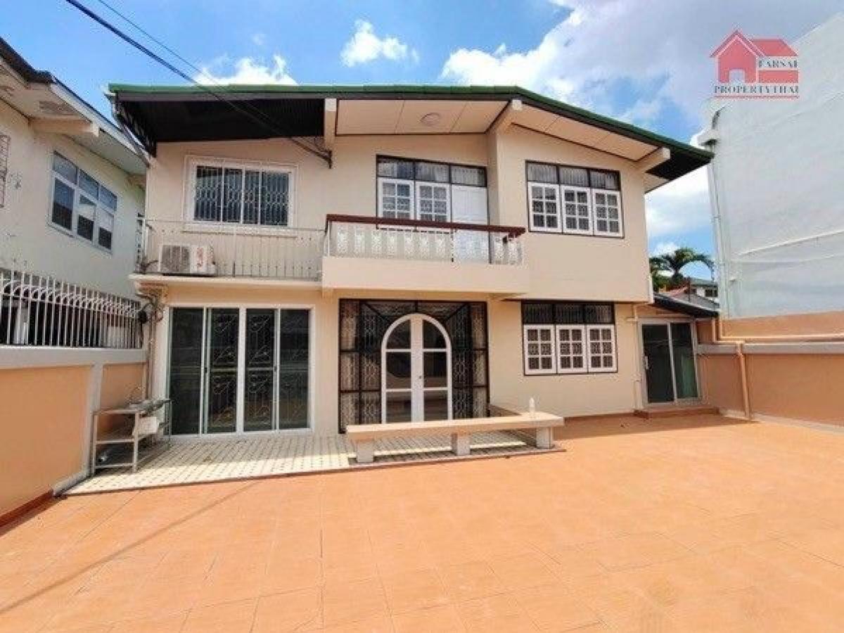 For RentHouseLadprao101, Happy Land, The Mall Bang Kapi : House for rent, Lat Phrao 109 Rd., for rent 33,000 baht, single house for rent, 2 floors, 100 sq m, 3 bedrooms, 3 bathrooms, 4 air conditioners, built-in kitchen, some built-in furniture, parking for 5 cars in the house / suitable for office and residence