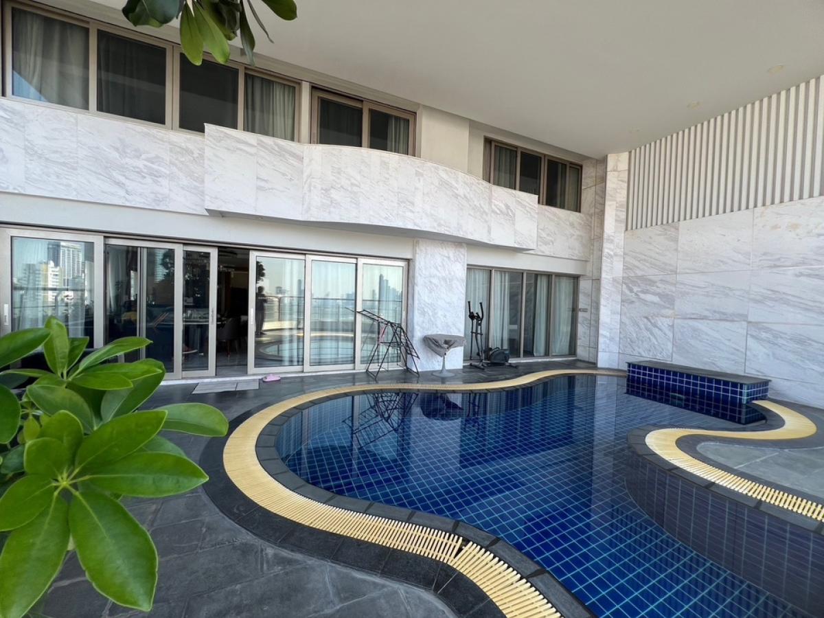 ขายคอนโดสุขุมวิท อโศก ทองหล่อ : 📢👇Living or investing in luxury duplex unit with private pool and panoramic city view , walking distance to Emporium