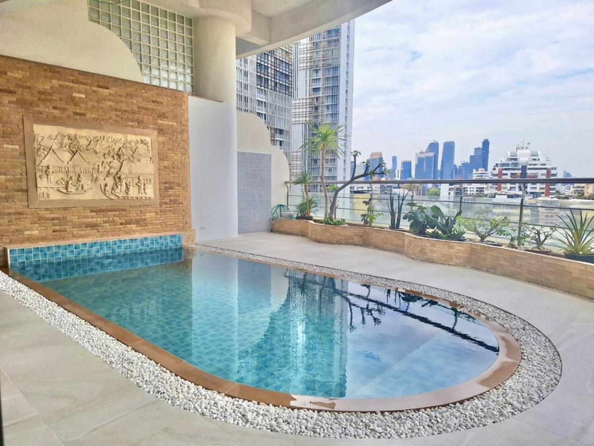 For RentCondoSukhumvit, Asoke, Thonglor : 📢👇Living in luxury duplex unit with private pool and panoramic city view , walking distance to Emporium