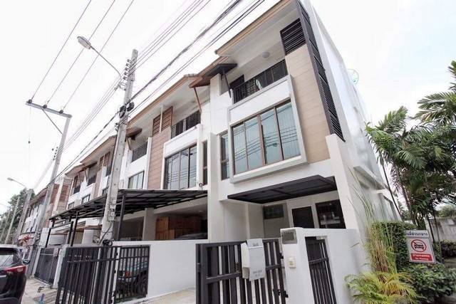 For RentTownhouseOnnut, Udomsuk : Townhouse for rent in Sukhumvit area, corner house, 3 floors, near BTS Bang Chak, The Private Sukhumvit 97/1 project