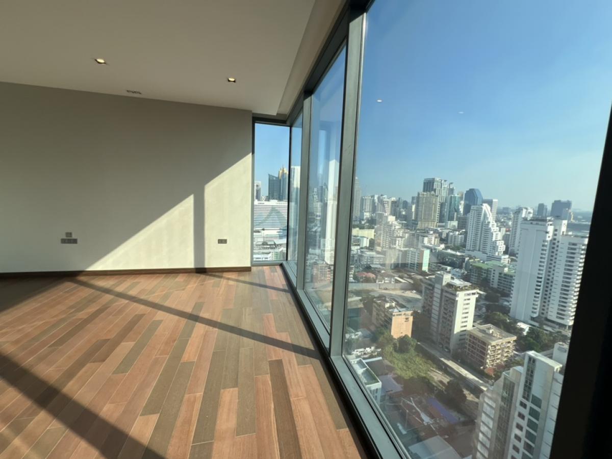 ขายคอนโดนานา : For Sale : Q 1 Sukhumvit 3Bed 3bath BTS Nana 203sqm + maid quarter 81MB