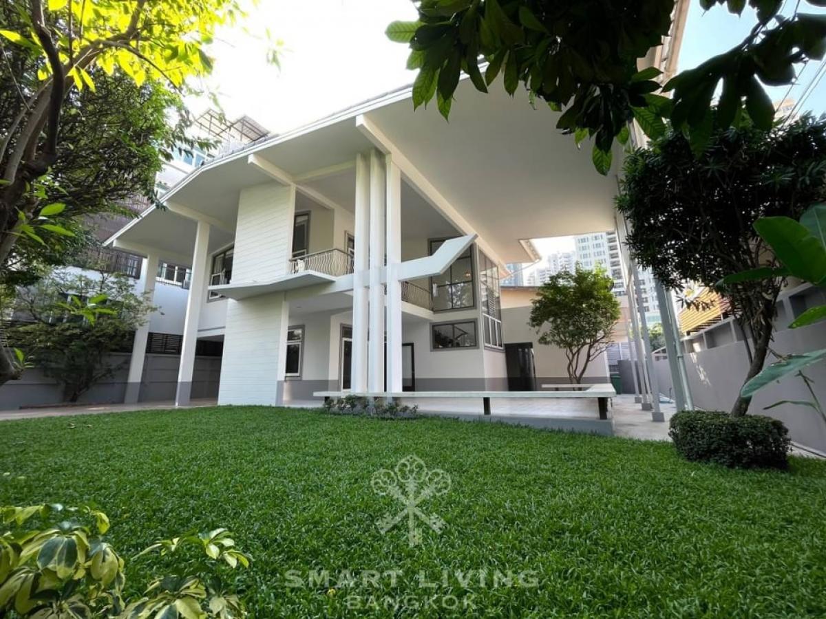 ให้เช่าบ้านนานา : Available end of February 25
Rare item! A traditional-style house in the heart of Bangkok with a front yard lawn. Pet allowed