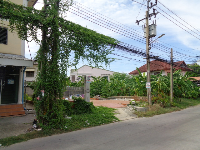 For SaleLandNonthaburi, Bang Yai, Bangbuathong : 🚩H1068 Urgent sale, land filled in 51 square wah, located in Soi Churin Chumchan, Bang Kruai-Sai Noi Road, Bang Bua Thong, only 100 meters into the alley, 12 meters wide on the road, 17 meters deep.