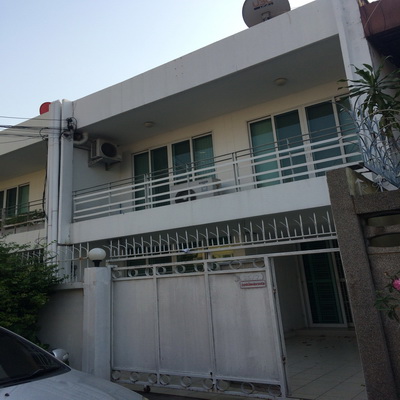 For RentTownhouseOnnut, Udomsuk : Town house for rent on sukhumvit89 near BTS onnut 500 m 4 air 4 bed 2 bath 4 aircon near Tesco-Lotas onnut rent 30k/m