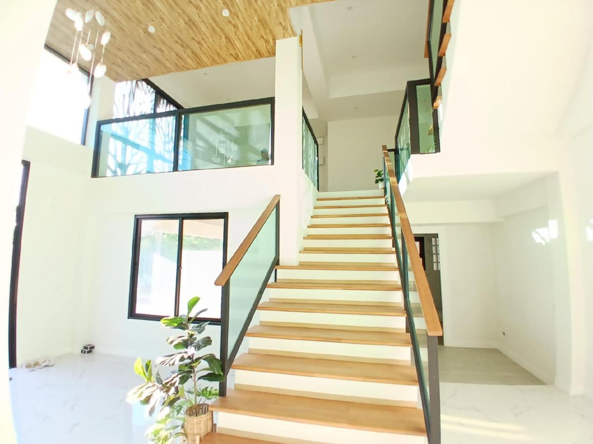 For SaleHousePattanakan, Srinakarin : For sale: 2.5-storey detached house, luxury modern style house