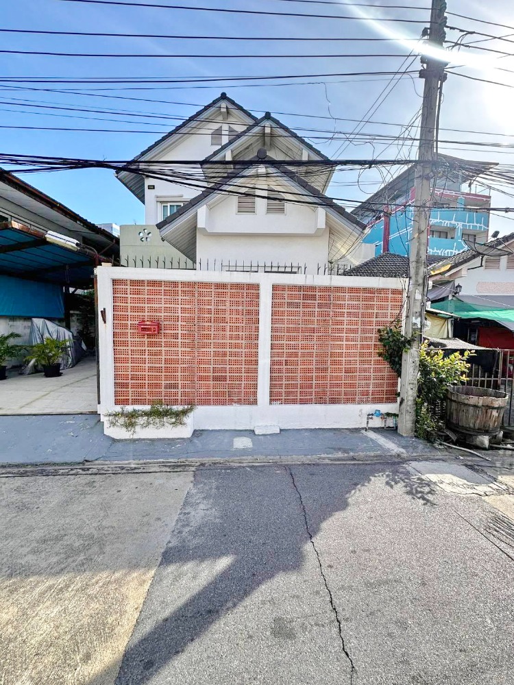 For RentHouseLadprao, Central Ladprao : H0596😊 For RENT, 2-storey detached house for rent, 🚪3 bedrooms🚄near MRT Ratchadaphisek🏢Lat Phrao🔔House area: 49 sq m🔔Usable area: 380 sq m💲Rent: 25,000฿📞O99-5919653,O65-9423251✅LineID:@sureresidence