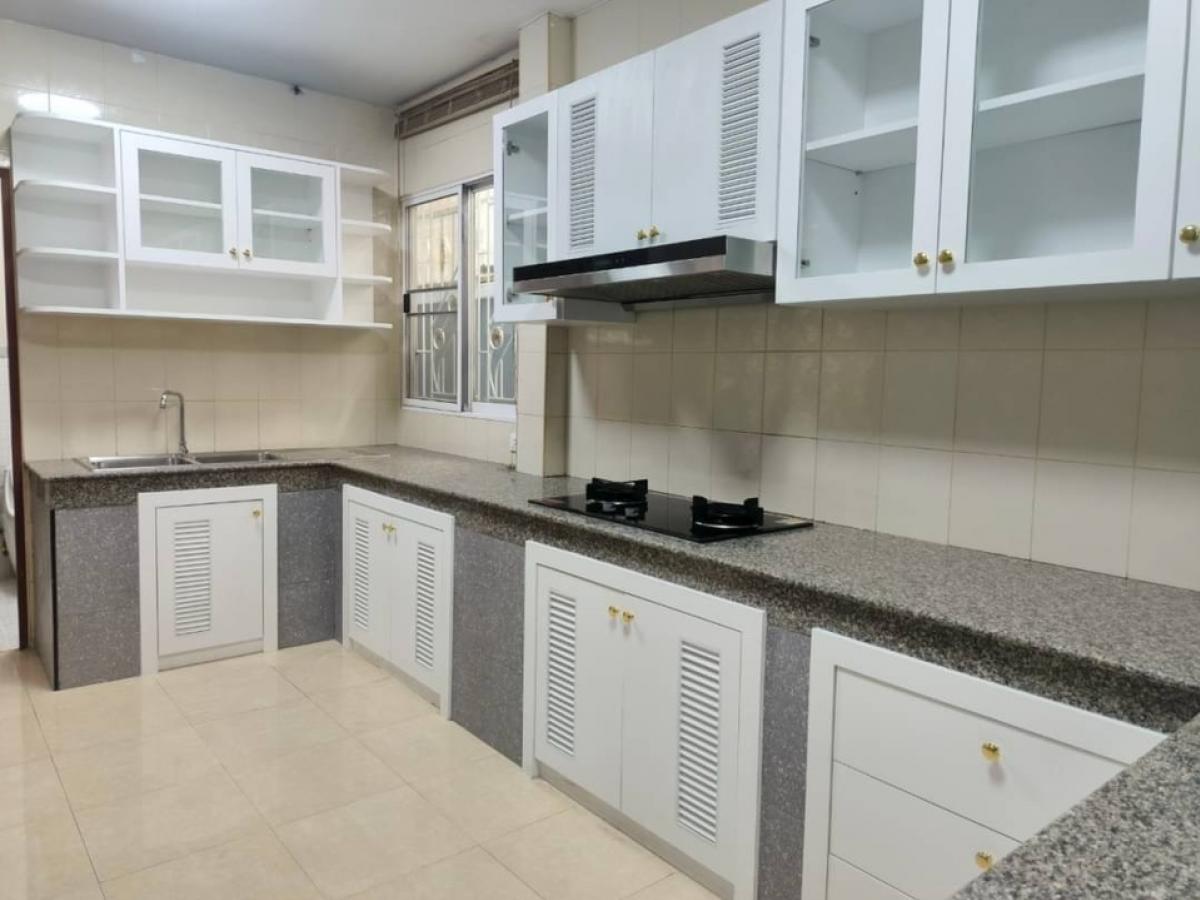 ให้เช่าบ้านพัทยา บางแสน ชลบุรี สัตหีบ : TOWNHOUSE FOR RENT 3 BED 168 SQM @ 37000 BAHT PER MONTH 

Location
https://maps.app.goo.gl/sEEJQ32uu4xJ6PFJ9

☑️3 Bedrooms 
☑️3 Bathrooms (1 En-suite, 1 Second Floor, 1 First Floor)
☑️1 Maid Room + 1 Storage Room
☑️Double - Storey 
☑️42 sqw / 168 sqm
☑️Ki