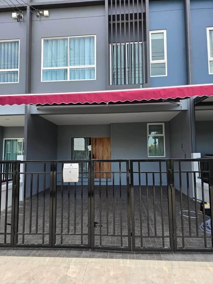 For RentHouseLadkrabang, Suwannaphum Airport : 🏡 For rent, 3-storey townhouse, Sammakorn Village, Suvarnabhumi Avenue 🚅 Near the Airport Link, Lat Krabang Station, only 3.5 kilometers away. Fully furnished and equipped with electrical appliances. The house is vacant and ready to move in ✅✅