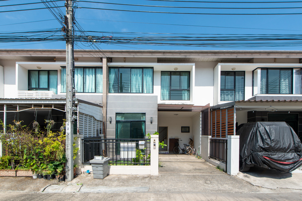 For SaleTownhouseMin Buri, Romklao : For sale: Townhome The Villa Ramkhamhaeng-Suvarnabhumi, located in Soi Buakhao Village.