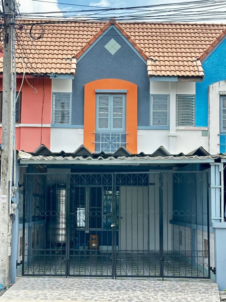 For SaleTownhousePattaya, Bangsaen, Chonburi : 2-storey townhouse, Na Pa Subdistrict, Mueang District, Chonburi Province, renovated the whole house, public park in front of the house