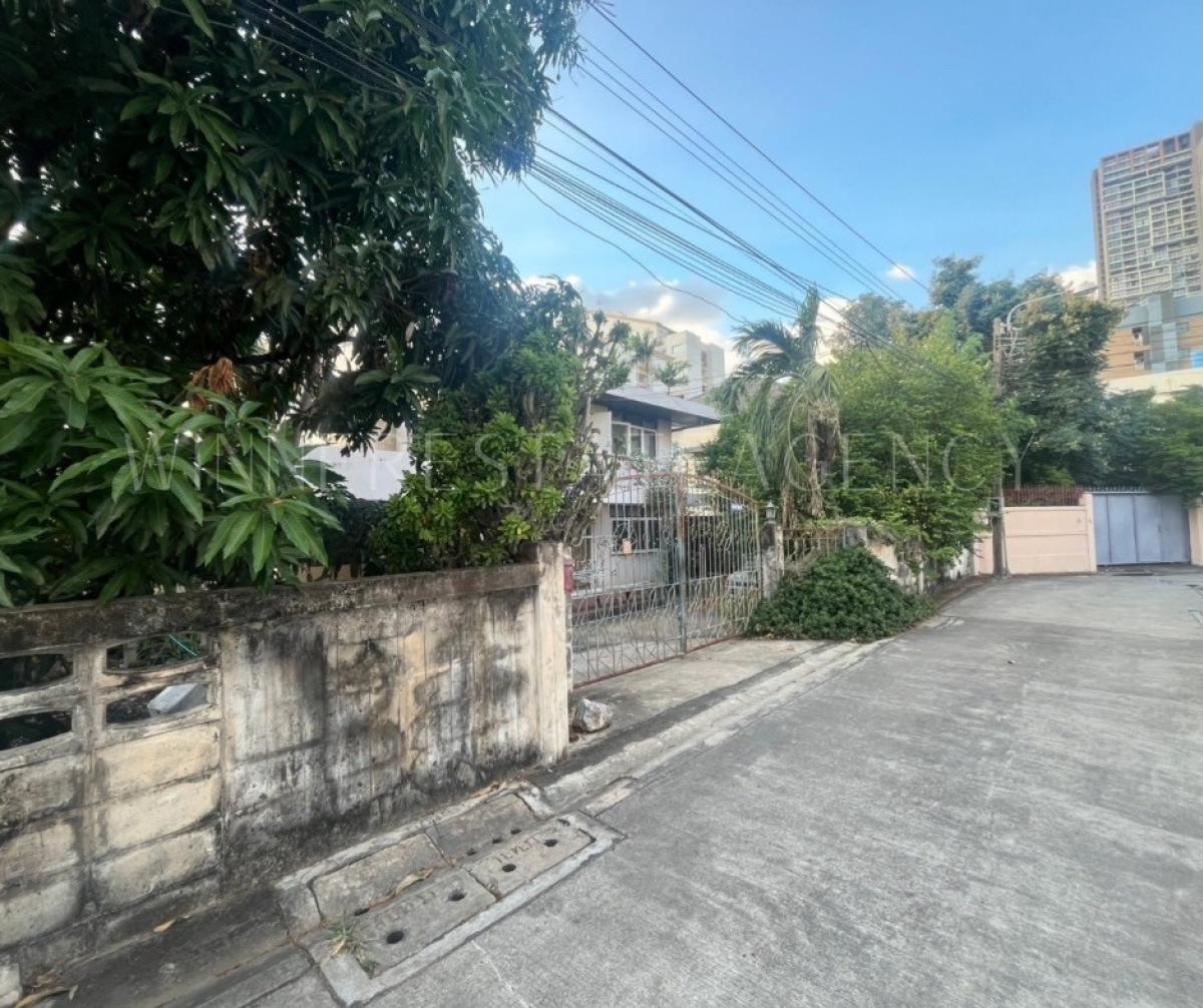 For SaleHouseLadprao, Central Ladprao : Land for sale with building, corner plot, 116 sq.wa., Soi Lat Phrao 18, near MRT Lat Phrao and BTS Mo Chit