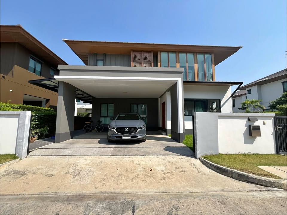 For RentHousePattanakan, Srinakarin : 2-storey luxury house with furniture and appliances, beautifully decorated, for rent in Srinakarin-Pattanakarn area, near Lotus On Nut 80, only 2.7 km.