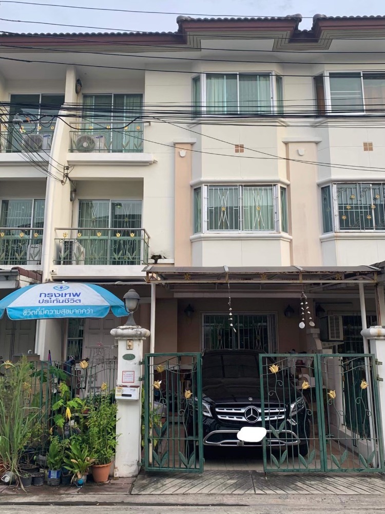 For RentHouseSamut Prakan,Samrong : Townhouse for rent, 3 floors, 20 sq m, 3 bedrooms, 3 bathrooms, 4 air conditioners, fully furnished, near BTS 2, Saradan and Bearing, rent 16,000 baht/month, Bearing Road