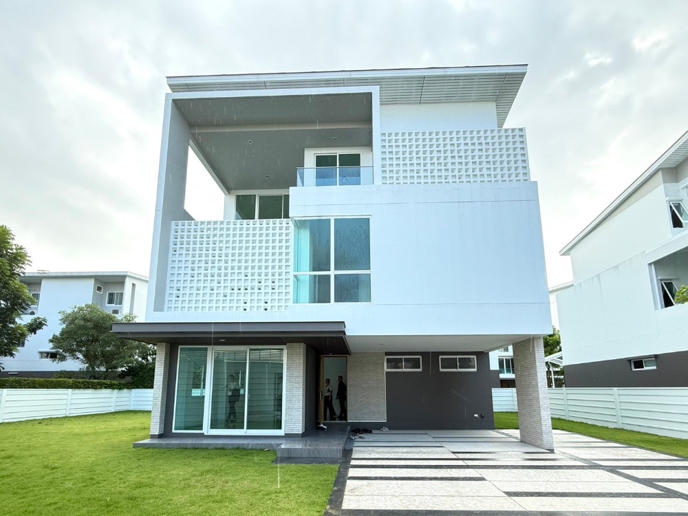 For SaleHousePattanakan, Srinakarin : 🏡Nirvana Absolute Krungthep Kreetha✨3-storey single house, largest land plot, size 329 sq m. 111.10 sq m. | 4 bedrooms, 4 bathrooms, starting at 32.46 MB Contact to make an appointment to view Tel.0922635410 (Earth)