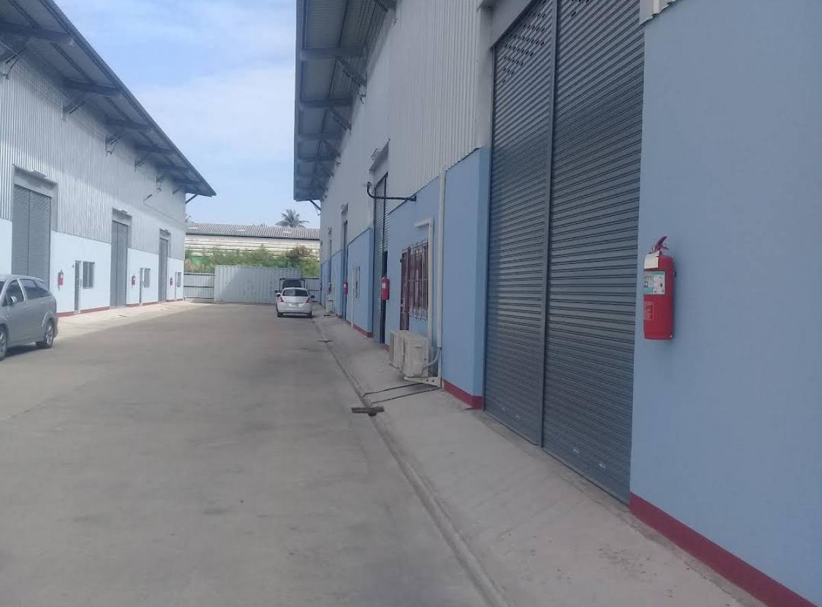 For RentWarehouseRathburana, Suksawat : Warehouse for rent, usable area 300 sq m. with office, Phutthabucha location, multiple entrances and exits, Suksawat, Rama 2