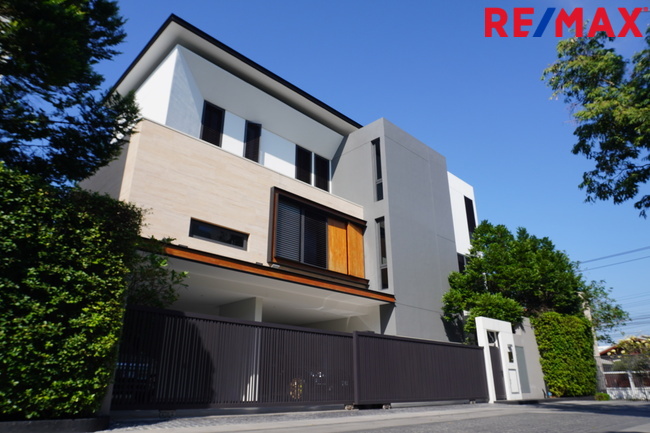 For SaleHousePattanakan, Srinakarin : For sale, a luxurious single house, Quaritz Rama 9/Quaritz Rama 9, 100% new house, first house, outstanding, price 65 million baht.