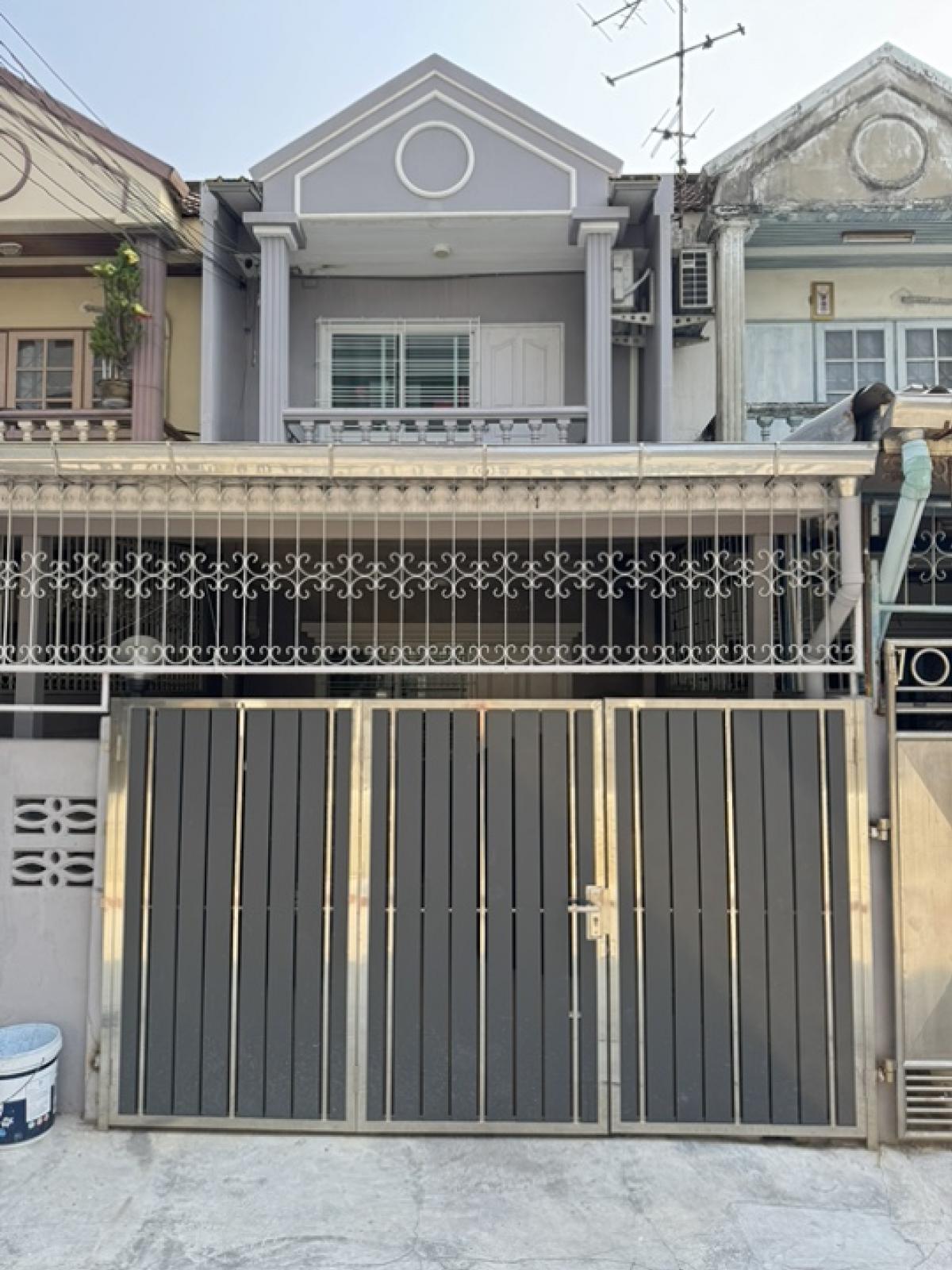 For SaleHousePinklao, Charansanitwong : For sale: 2-storey townhouse, 2 bedrooms, 2 bathrooms, renovated throughout, Charansanitwong 22, near MRT Charansanitwong 13, near Siriraj Hospital