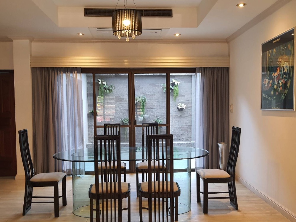 For RentTownhouseSukhumvit, Asoke, Thonglor : For rent, Townhouse Sukhumvit 26, with furniture, 4 floors, 3 bedrooms, 5 bathrooms, contact 0934415691 Mr. Kritkiat