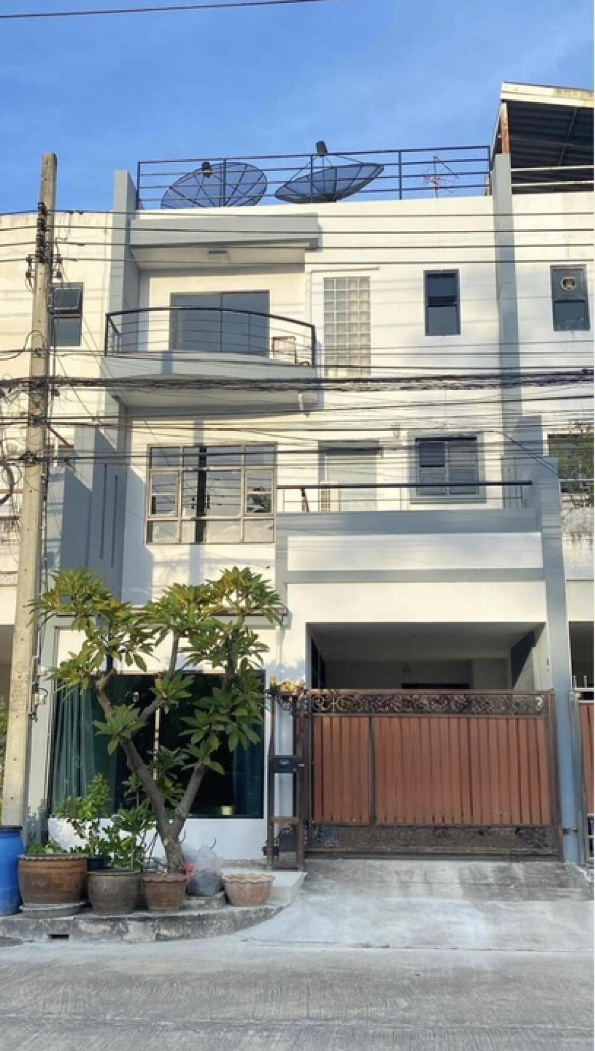 For RentTownhouseBangna, Bearing, Lasalle : For rent: Home office, Lasalle 77