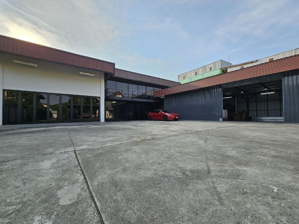 For RentShowroomPinklao, Charansanitwong : Land for rent with building, almost 1 rai, Suan Phak Road, Taling Chan, near Kanchana Road 1, Ring Road, Borommaratchachonnani, many entrances and exits, go to Ratchaphruek, Phran Nok, very close, for rent 85,000