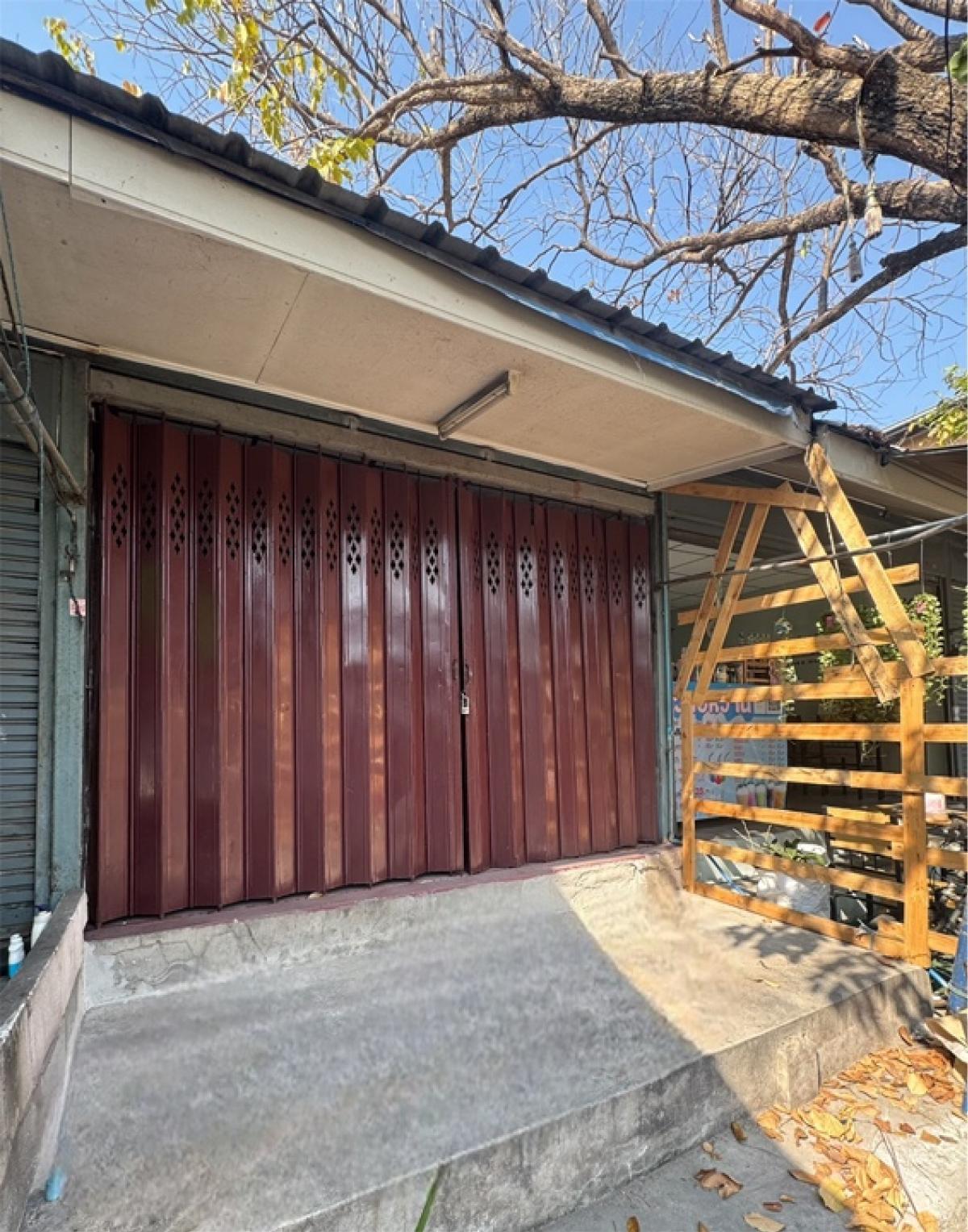 For RentHousePinklao, Charansanitwong : For rent: residential space & shop for sale, can be opened as a storefront ***Newly painted*** near the 4-way intersection, Charan 13, Tel: 0922829196