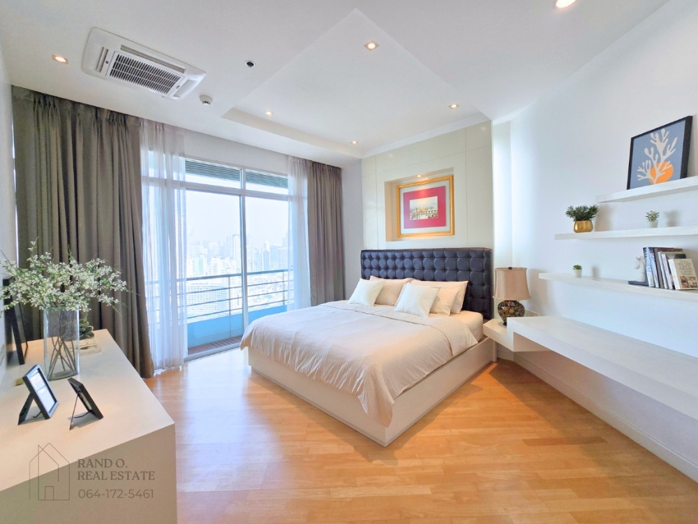 For RentCondoWongwianyai, Charoennakor : For Rent - Riverside Condo Near ICONSIAM 4 Bed 3 Bath [120,000 Baht]