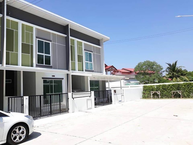 For RentTownhomePattaya, Bangsaen, Chonburi : Robinson Lifestyle Chonburi 900m. 2-storey townhouse 4 bed 2 bath good atmosphere Makro Amata 530m.