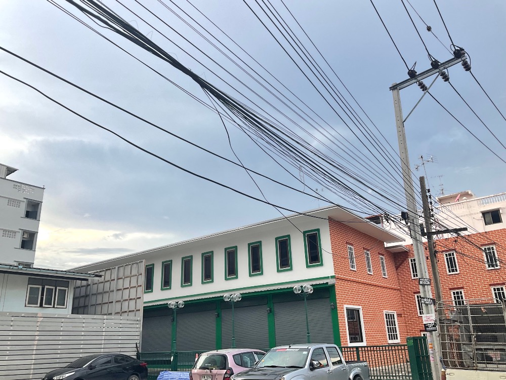 For SaleLandBangna, Bearing, Lasalle : Land for sale, free transfer (owner sells himself), area 88 sq m, with 2-storey business building, 6 units, parking for 5 cars, located in Soi Premrutai 4, next to Raffles American International School.