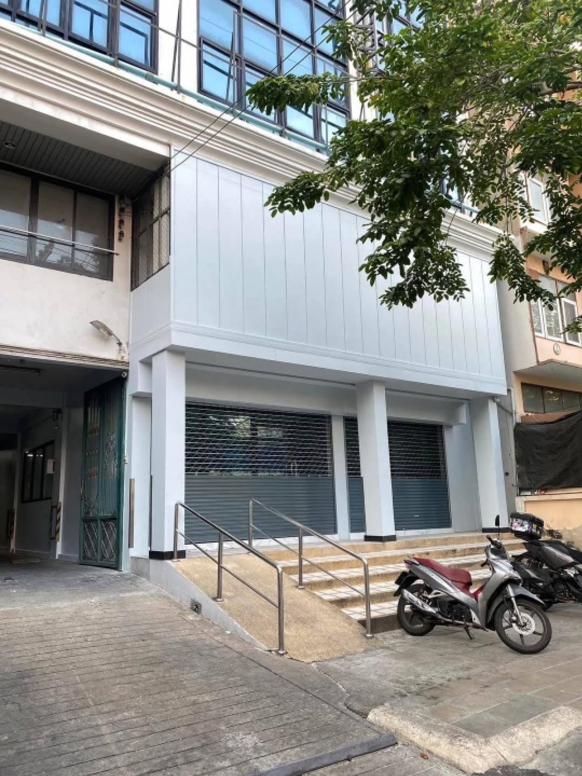 For RentRetailSathorn, Narathiwat : 📌ปล่อยเช่า อาคารพาณิชย์ ในสาทร ( เซนหลุย ) , 5 ชั้น , 2 ห้อง 

📌Rental : Commercial Building In Sathorn ( Close to Saint’s louse , 5 Storeys , 2 Building 

🔥🔥Rental Price: 100,000 THB / Month 🔥🔥

• Restaurant 
• Clinic 
• Office 
• Massage Shop 
• Fitness