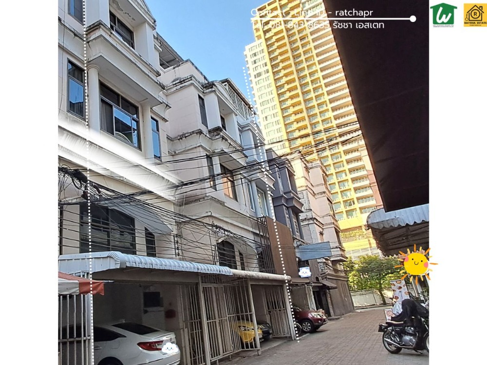 For SaleShophouseSukhumvit, Asoke, Thonglor : For sale: Commercial building, Sukhumvit 39, 3 and a half floors, 2 units, 50 sq m, near BTS Phrom Phong and EmQuartier, good location, parking for many cars, beautiful, good condition, for living, doing business, investing