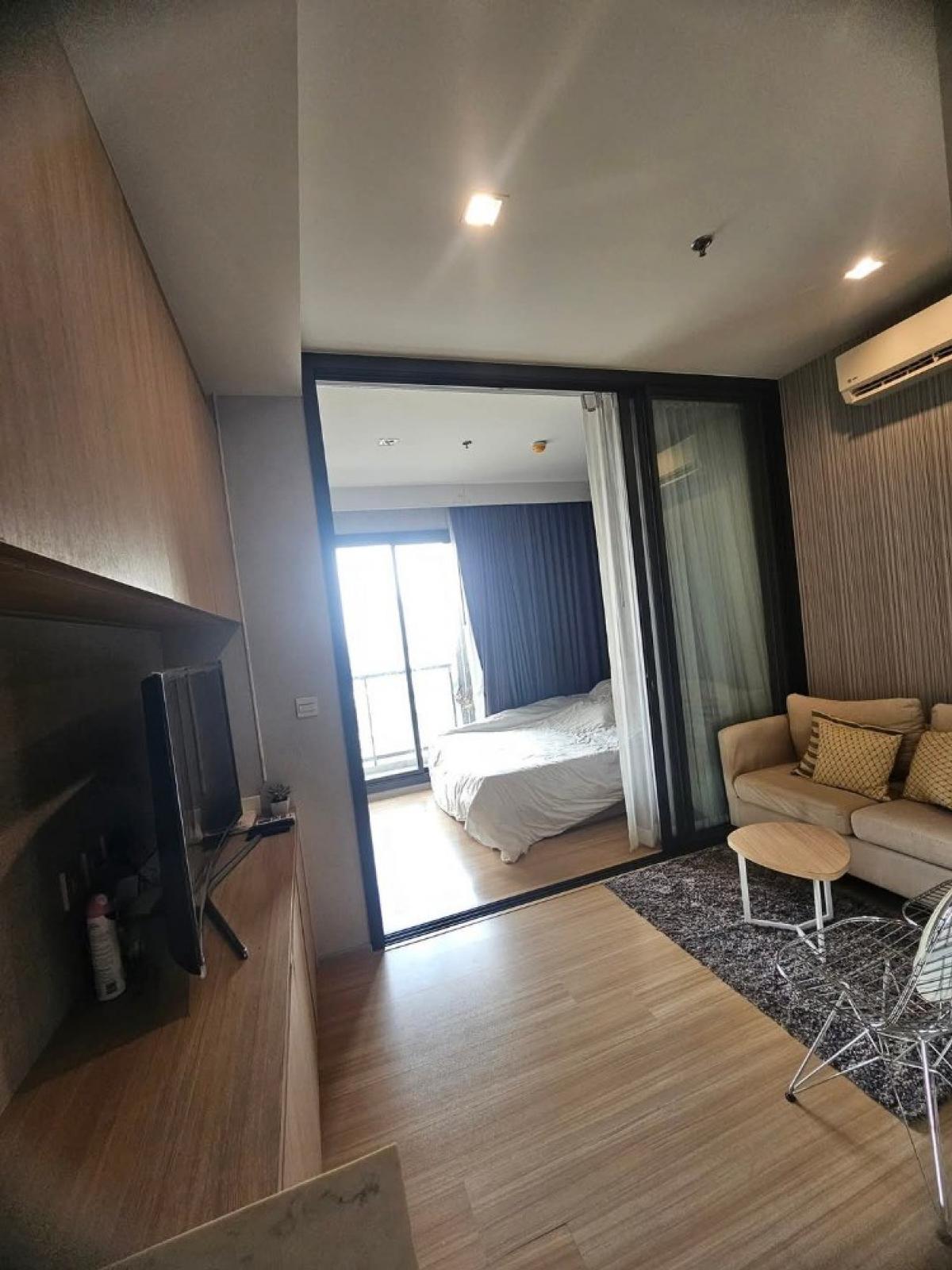 For SaleCondoSapankwai,Jatujak : ✅Sell condo M Jatujak 1, 1 bedroom, 1 bathroom, size 28.16 sq m. 🚇 MRT Kamphaeng Phet (350 m.) 🐈 Pets allowed 🐕 ✅ Price 3,420,000 baht 🔔 Hurry and book now.