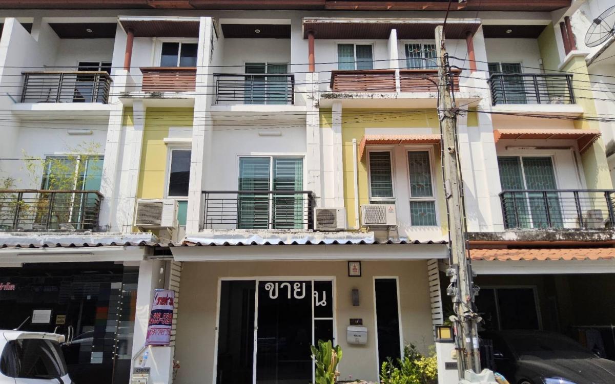 For SaleTownhouseNana, North Nana,Sukhumvit13, Soi Nana : 3-storey townhouse, 20 square wah, on the road near Ramkhamhaeng 2, suitable for business, price 2.99 million.