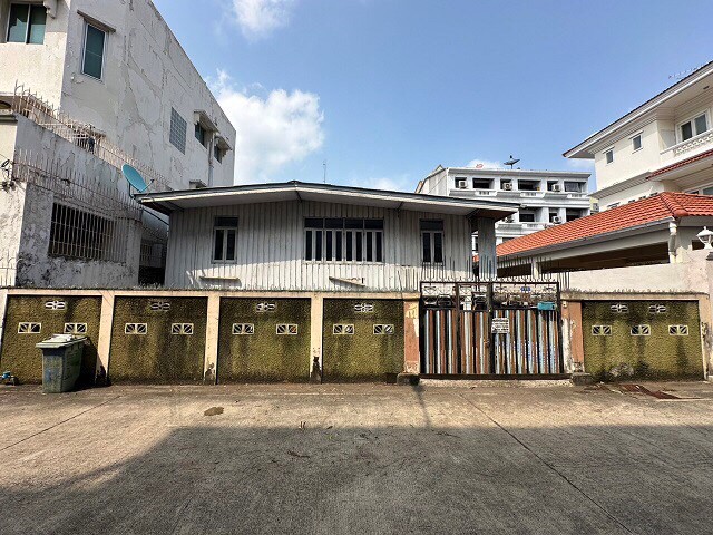 ขายบ้านสาทร นราธิวาส : LTHC11589 – HOUSE FOR SALE Size 49 sq.w. 240 sqm. 4 beds 2 baths Near Central Rama 3 ONLY 16 MB