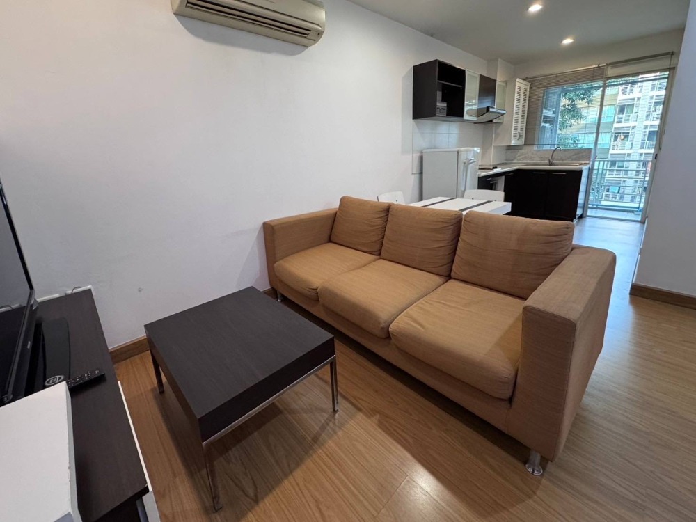 For RentCondoKasetsart, Ratchayothin : Condo, 4th floor, Building B, with furniture, beautifully decorated, for rent, Phahon Yothin-Ratchayothin area, near BTS Ratchayothin, only 350 meters.