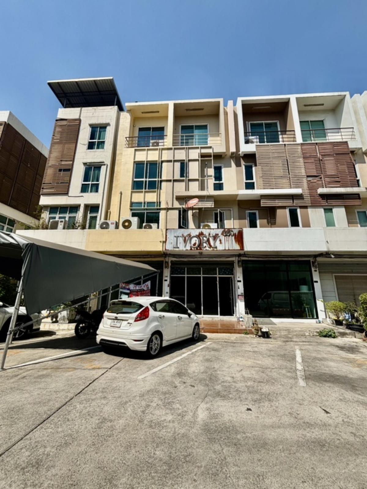 For RentHome OfficeSathorn, Narathiwat : ❤️❤️ Rent a home office or commercial building, Thanapat 360 village, just renovate new tiles ❤️ Ready to be only 25,000 baht, 1 year, 1 year warranty, 1 month in advance. Interested in Line Tel 0859114585 ❤️❤️ 4 floors, 4 water rooms