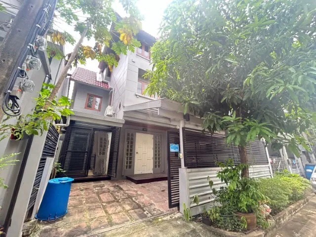 For RentHouseBangna, Bearing, Lasalle : Townhouse for rent, 3 floors, Laddao Village Project, Sukhumvit 68, good location, near Bangna Expressway, 550 meters.