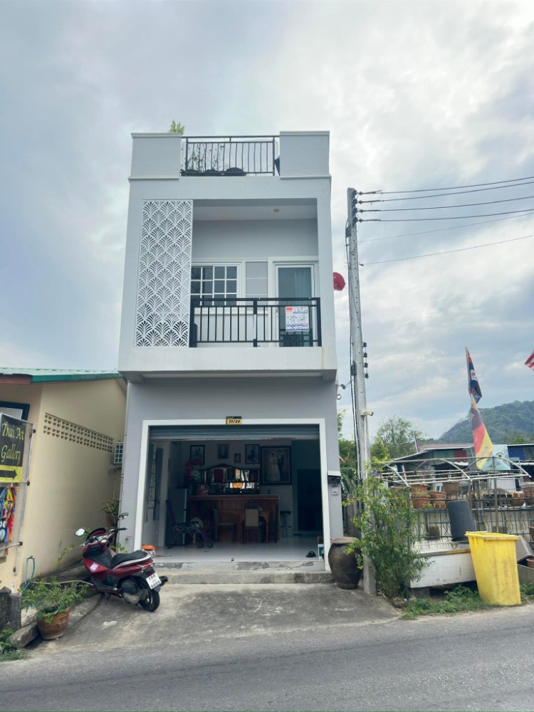 For SaleHousePhuket : Urgent sale, single house, 3-storey building, Soi Yot Sen, located near Phra Yai, the front of the house faces north, has a roof terrace with a mountain view, suitable for living and doing business.