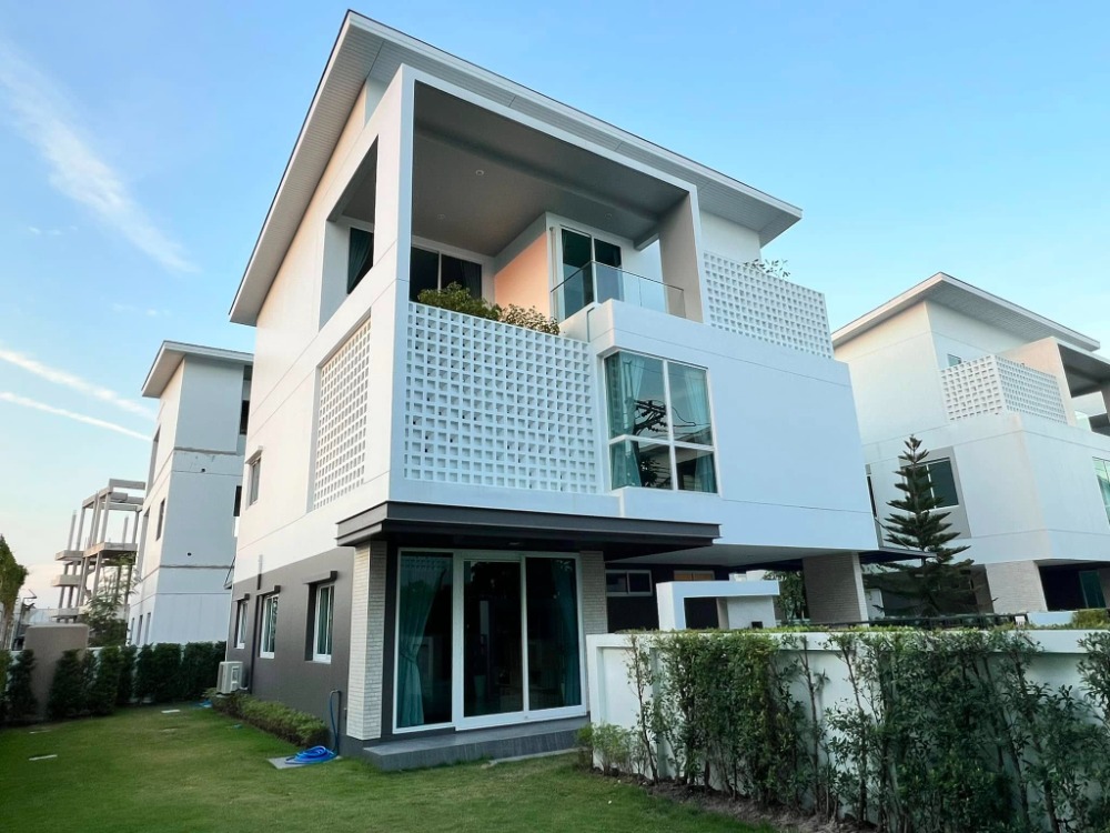 For RentHousePattanakan, Srinakarin : New house for rent, fully furnished, ready to move in, Nirvana ABSOLUTE Krungthep Kreetha project, 4 bedrooms, 5 bathrooms, 1 maid's room