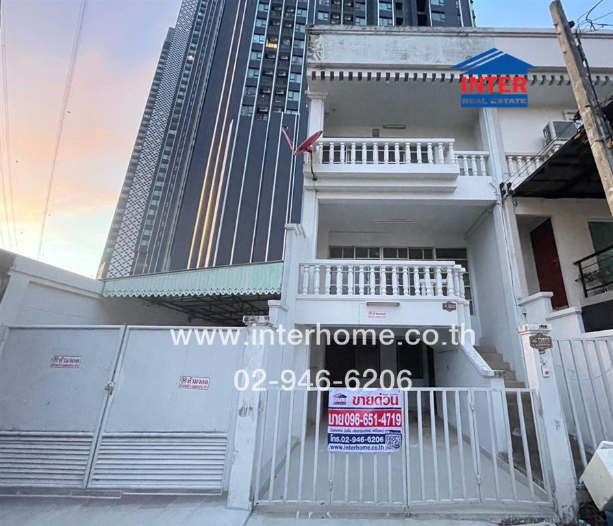 For SaleTownhouseLadprao, Central Ladprao : 3-storey townhouse, 31.9 sq.w., townhouse attached to Life Ladprao Condo, Soi Ladprao Soi 1, Phahonyothin Road, Soi Ladprao Soi 1, Chatuchak District, Bangkok