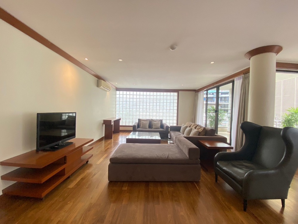 For RentCondoSukhumvit, Asoke, Thonglor : For rent! Huge residence 4 bedroom with maid room in mid of Sukhumvit near BTS Asok and Terminal 21