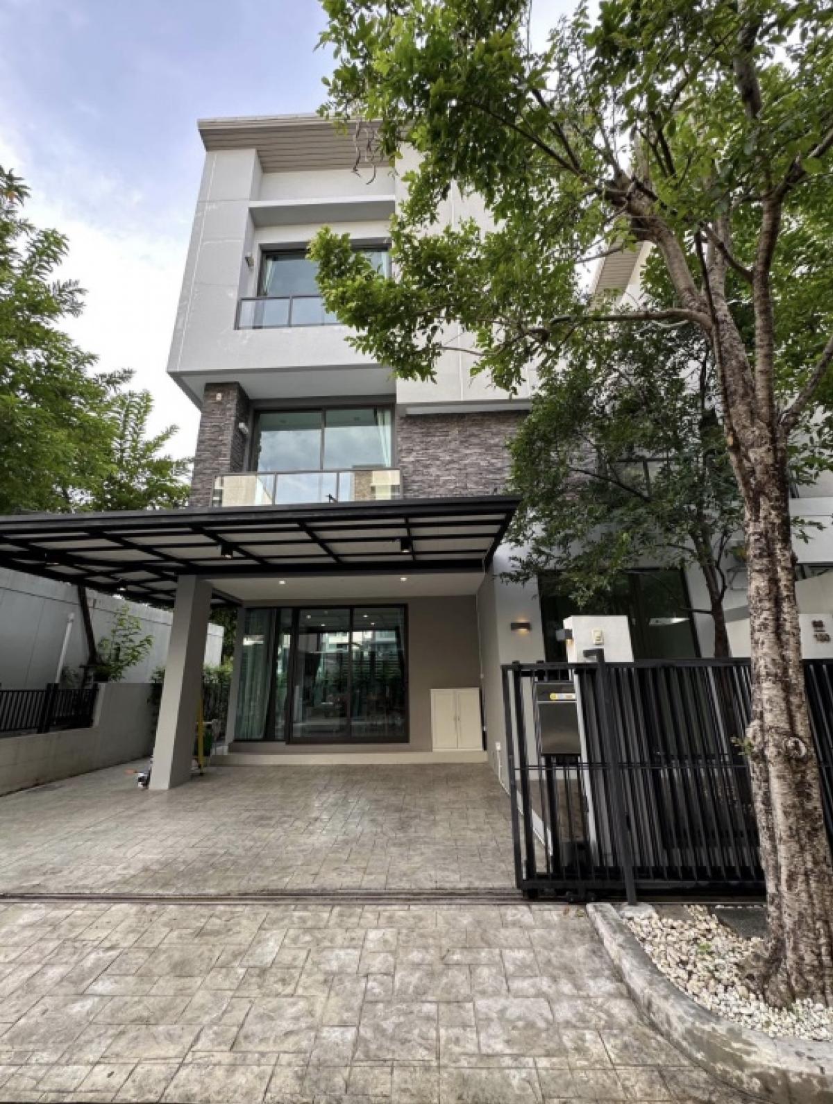 For RentHome OfficeYothinpattana,CDC : For rent Modern Home Office Ekkamai-Ramintra with 3 parking spaces, popular location, convenient travel, can use the address to register the company.