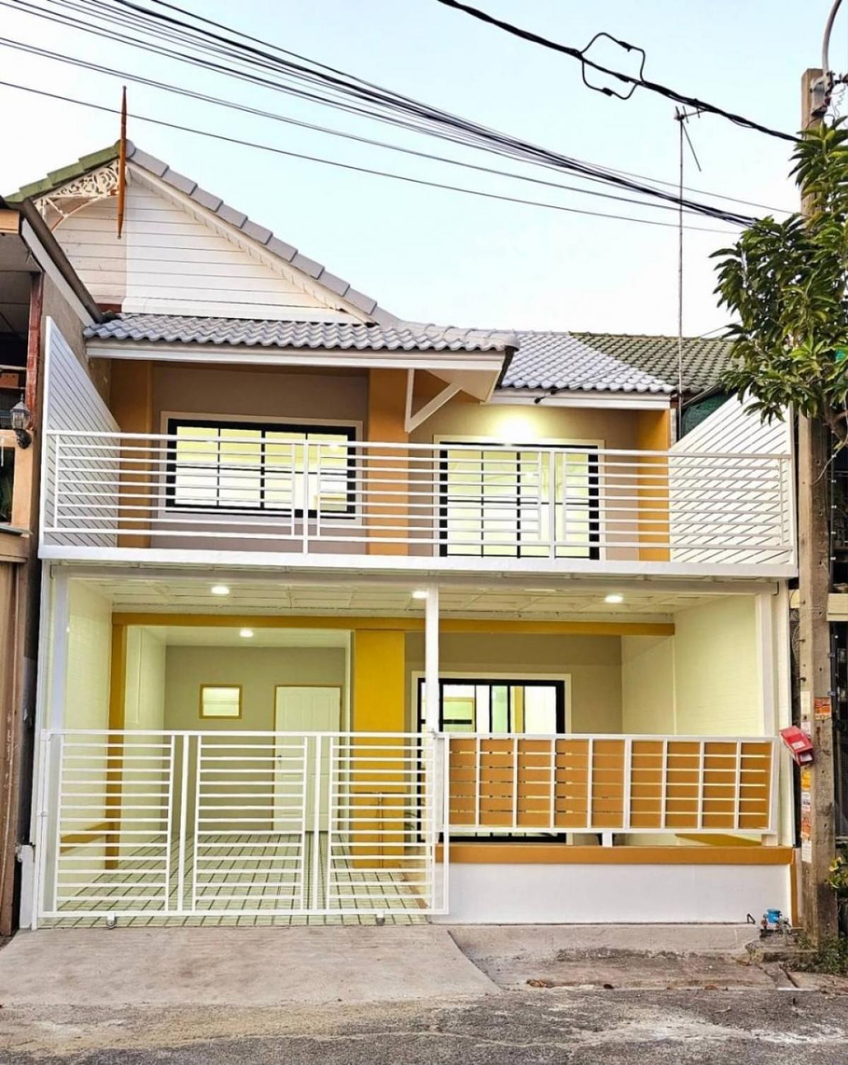 For SaleTownhouseNonthaburi, Bang Yai, Bangbuathong : The location of the project is at the beginning of the project, the front of the house does not collide with anyone, Pruksa Village 14A, beautiful house, newly decorated, ready to move in.